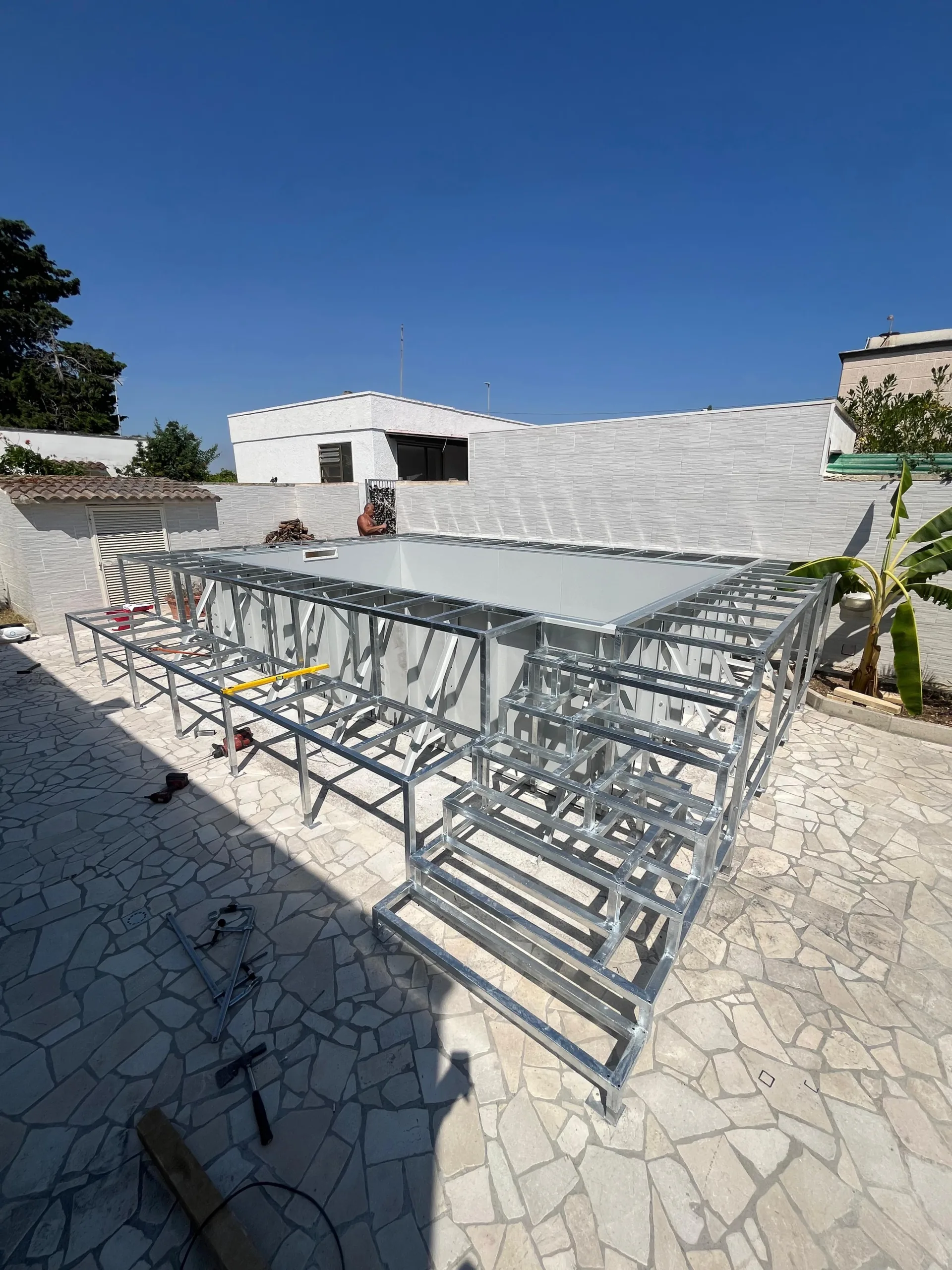 Struttura in ferro zincato a caldo realizzata per accedere al vano piscina, poi ricoperta in legno dalla Bottega del Legno